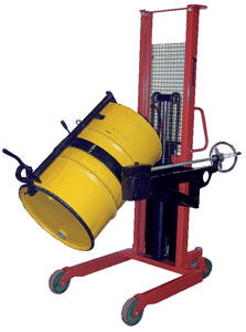 The drum lift holds the barrels in place using their top lip, and is only suitable for complete drums, although thanks to the fact that it is mounted on a forklift, the height that drums can be lifted to is only limited by the specification of the forklift.